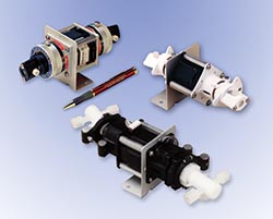 Valveless dispensers and metering pumps