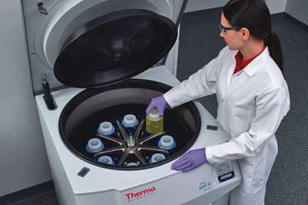 Centrifuge for simplified and flexible bioprocessing